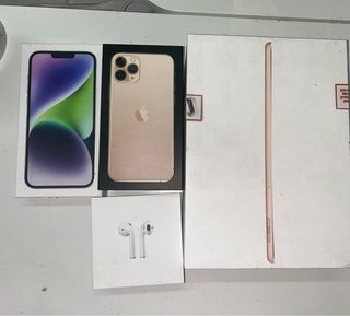 Cajas de dispositivos Apple con papeles