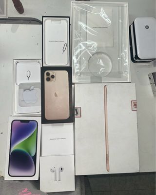 Cajas de dispositivos Apple con papeles