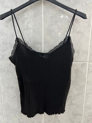 Camiseta canalé negra con encaje
