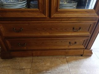 Vitrina de madera maciza con puertas de cristal