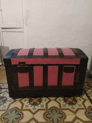 Baúl antiguo de madera y metal
