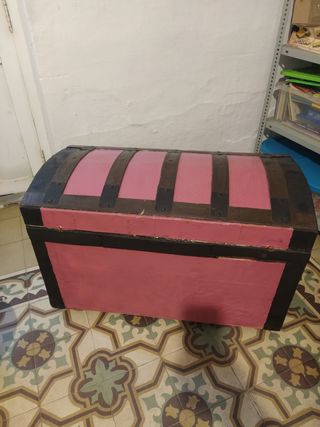 Baúl antiguo de madera y metal