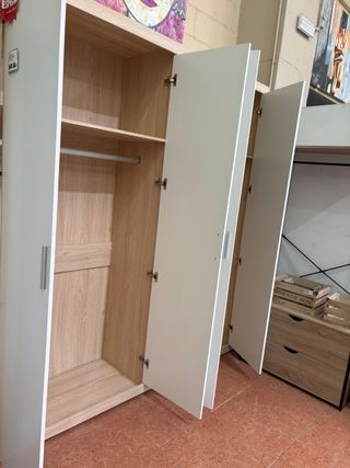 Armario grande blanco y marrón