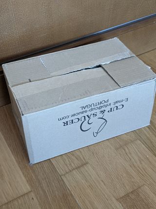 Taza de porcelana blanca con logo