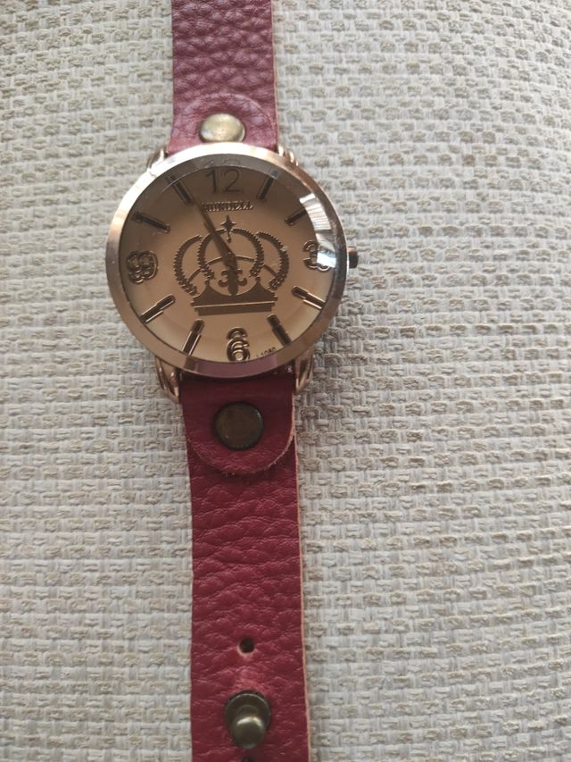 Reloj de pulsera dorado y rojo para mujer