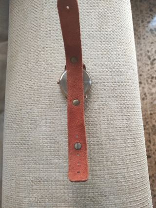 Reloj de pulsera dorado y rojo para mujer