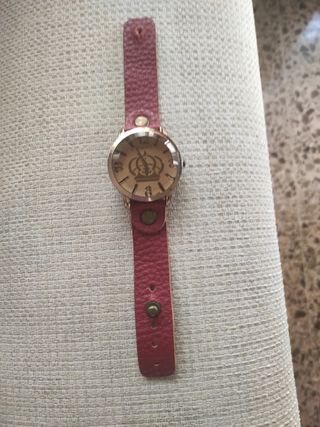 Reloj de pulsera dorado y rojo para mujer