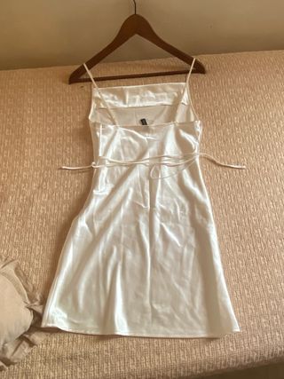 Vestido H&M satén blanco corto