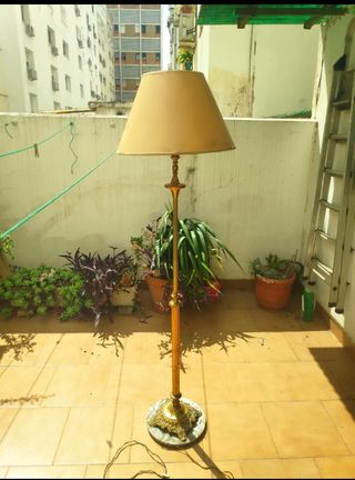 Lámpara de pie dorada vintage mármol