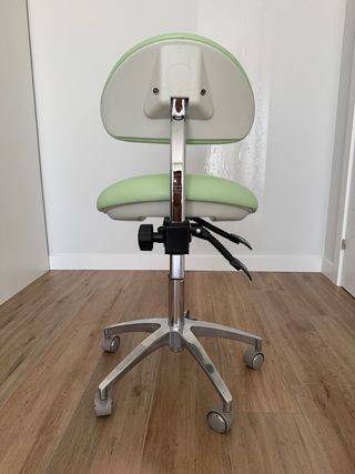 Taburete ergonómico verde con respaldo