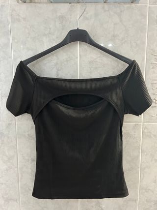 Camiseta manga corta negra con abertura