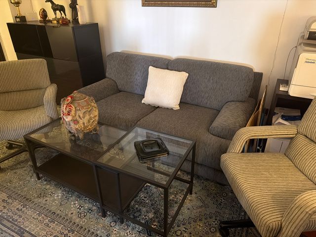 Divano a 2 posti, 2 poltrone abbinate e tavolo in vetro