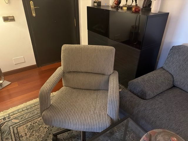 Divano a 2 posti, 2 poltrone abbinate e tavolo in vetro