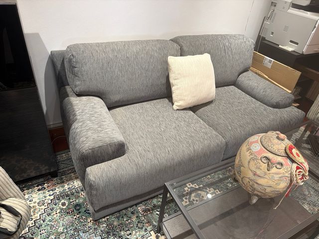 Divano a 2 posti, 2 poltrone abbinate e tavolo in vetro