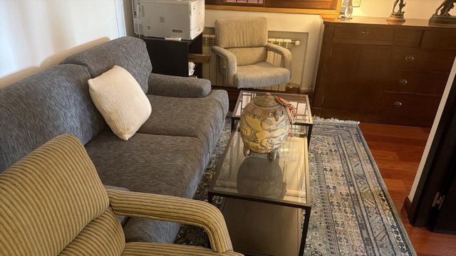 Divano a 2 posti, 2 poltrone abbinate e tavolo in vetro