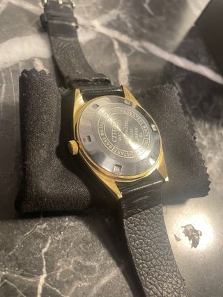Reloj Citizen Dorado y Negro 