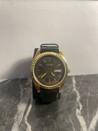Reloj Citizen Dorado y Negro 