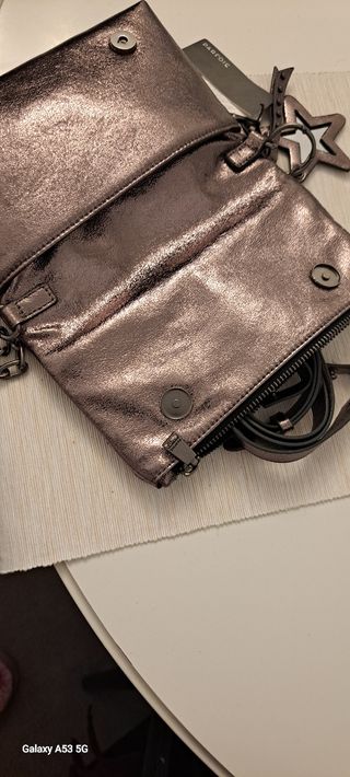 Bolso Parfois plateado con cadena
