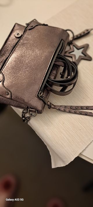 Bolso Parfois plateado con cadena