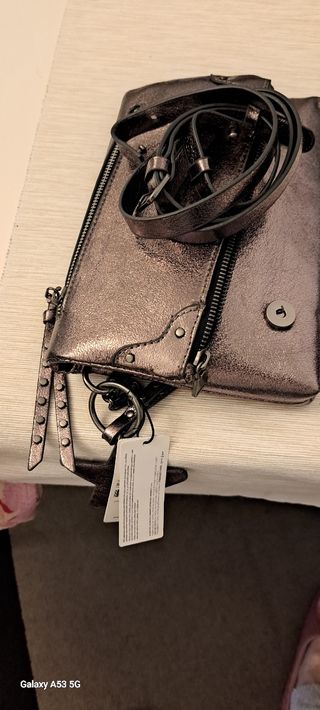 Bolso Parfois plateado con cadena