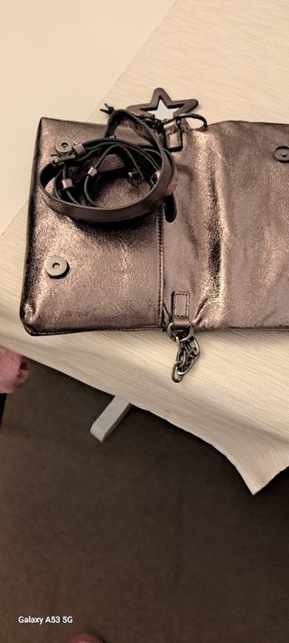 Bolso Parfois plateado con cadena
