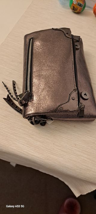 Bolso Parfois plateado con cadena