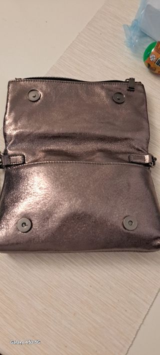 Bolso Parfois plateado con cadena