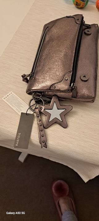 Bolso Parfois plateado con cadena