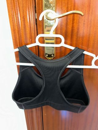 Top deportivo Nike negro