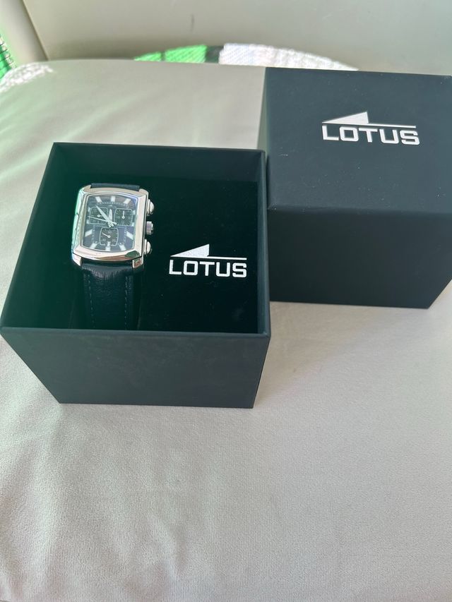 Reloj Lotus Negro y Plateado
