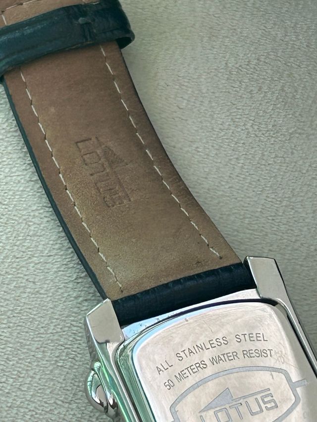 Reloj Lotus Negro y Plateado