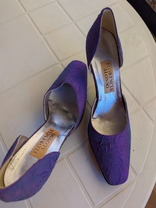 Zapatos de fiesta color lila tornasolado forrado.