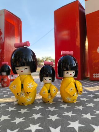 Bambole Kokeshi giapponesi gialle