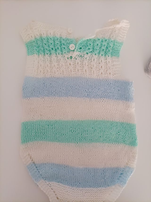 Pelele de bebé a rayas