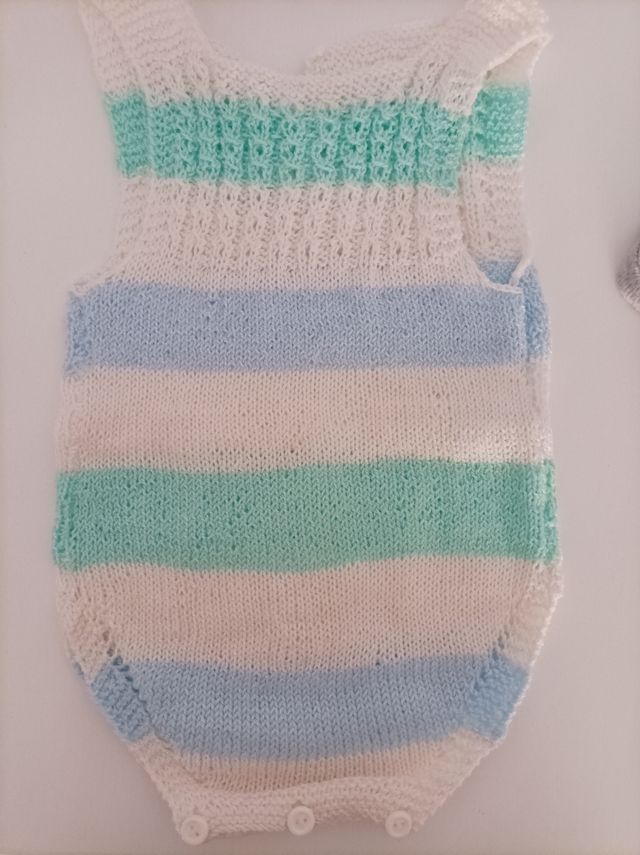 Pelele de bebé a rayas