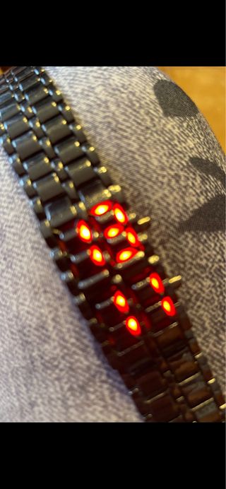 Orologio particolare nero e rosso