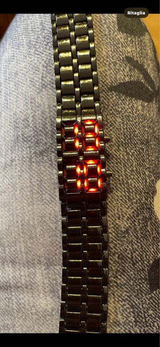 Orologio particolare nero e rosso