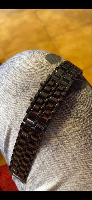 Orologio particolare nero e rosso