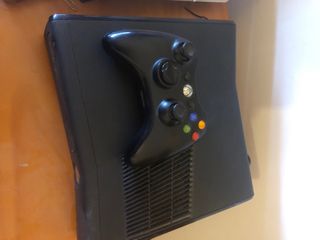 Xbox 360 Negra con 250 GB/Go con Mando y 7 juegos