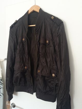 Chaqueta cortavientos marrón hombre