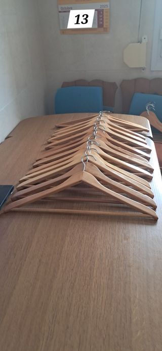 13 perchas de madera
