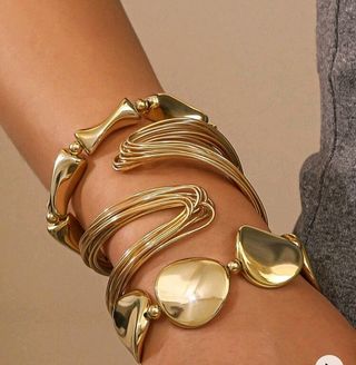Pulsera dorada con diseño único