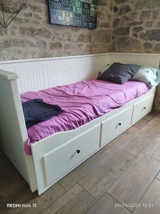 Cama extensible blanca con cajones
