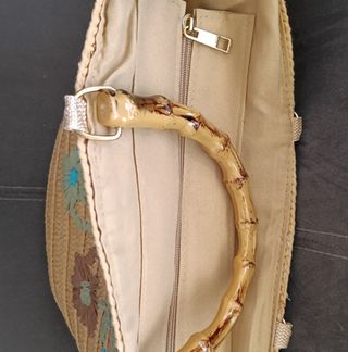 Bolso de mimbre con flores