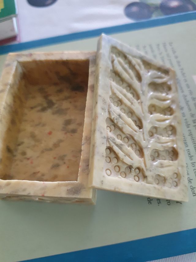 Dos cajas de piedra tallada y un portalapices.