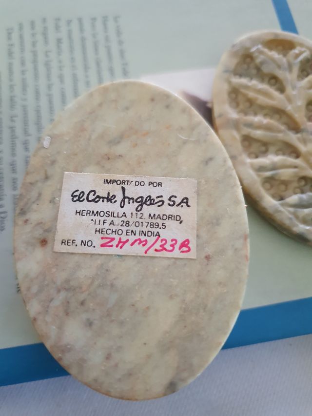 Dos cajas de piedra tallada y un portalapices.