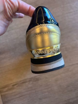 Zapatillas Michael Kors Negras y Doradas
