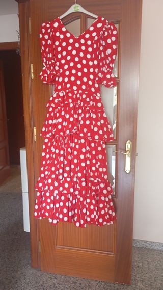 Traje de flamenca rojo y blanco

Talla 32- 34 XS