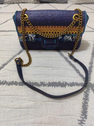 Bolso azul con detalles étnicos