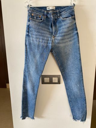 Jeans Zara azul con bajo deshilachado